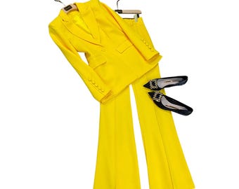 Conjunto feminino amarelo limão com calça flare.