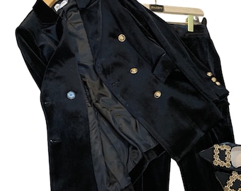 Conjunto de terno de veludo preto com blazer e calça com botões dourados.