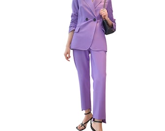 Conjunto elegante de três peças com colete violeta para mulheres.