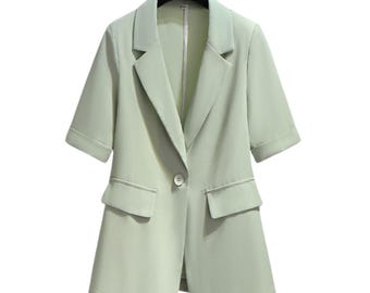 Blazer feminino de manga curta com um botão e modelagem solta.