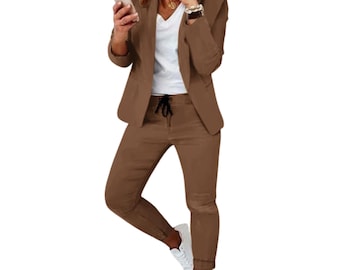 Conjunto feminino casual de duas peças com calça e blazer estilo jogger.