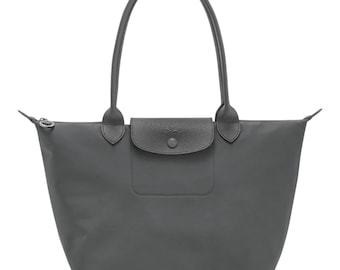 Bolsa feminina Pliage de nylon com detalhes em couro e alça de ombro.