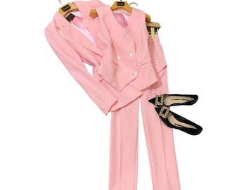 Conjunto feminino rosa de 3 peças: blazer, colete e calça. Ideal para ambiente formal de escritório.