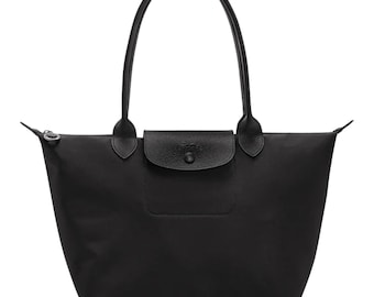 Bolsa feminina preta de nylon com detalhes em couro.
