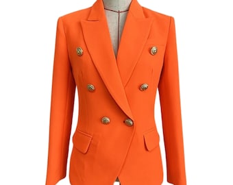 Blazer feminino slim fit com dois botões, estilo jaqueta de trabalho.