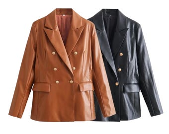 Blazer feminino de couro sintético com abotoamento duplo.