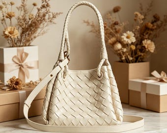 Bolso de hombro de piel tejida color crema y blanco, bolso de diseño minimalista.