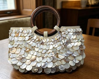 Natural Mother of Pearl Shell Handbag, Wooden Handle Handmade Beach Purse, Boho Fairy Coastal Vacation Bag with Detachable Chain