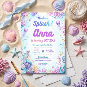 以下が含まれることがあります： 「Make a Splash! Anna is turning FOUR!」のテキストが入った人魚をテーマにした誕生日招待状。砂浜の背景に貝殻、ヒトデ、サンゴが配置されています。招待状にはイベントの詳細が含まれています。