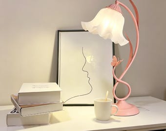Grillige tafellamp lelietje-van-dalen, bureaulamp met vlinderaccent, pastelkleurige woondecoratie