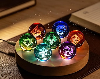 La lámpara de noche con forma de bola de cristal de los siete elementos de Genshin Impact, con base de madera, es un regalo de cumpleaños para los fans de Genshin Impact.