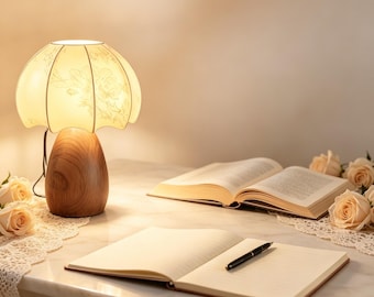 Lámpara de mesa con forma de seta floral, base de madera, pantalla de tela vintage, luz nocturna de estilo cottagecore.