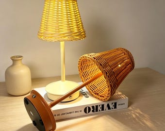 Lámpara de mesa de ratán tejida a mano, luz nocturna recargable inalámbrica, pantalla de mimbre estilo bohemio.