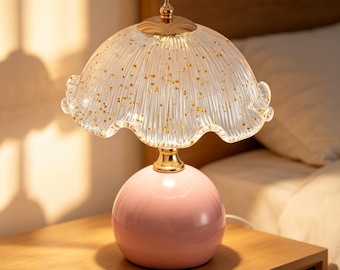 Lámpara de mesa de cristal con forma de hongo en tonos pastel, pantalla con destellos dorados, luz nocturna romántica para mesita de noche.
