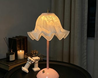 Lámpara de mesa con forma de seta y encaje con volantes, base de cerámica rosa, luz decorativa romántica para el dormitorio.