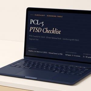 Op de afbeelding: Een donkerblauwe laptop die de ClinicalKit Screening Tools PCL-5 PTSD Checklist op het scherm toont. De tekst bevat details over de gevalideerde schaal van 20 items, automatische scoring met DSM-5 diagnostische regel, administratietijd en scorebereik.