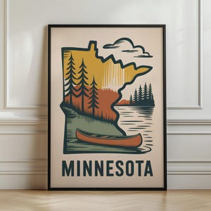 Op de afbeelding: Een ingelijste wandkunstprint met een gestileerde kaart van Minnesota in tinten geel, oranje en groen. Het ontwerp bevat silhouetten van dennenbomen, een meer en een kano onderaan, met het woord MINNESOTA in zwarte letters gedrukt.