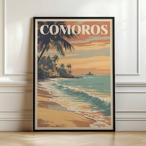 Może przedstawiać: Oprawiony plakat podróżniczy przedstawiający tropikalną plażę na Komorach. Ilustracja ukazuje piaszczysty brzeg, turkusowe fale oceanu i palmy pod niebem o zachodzie słońca w ciepłych odcieniach pomarańczu i żółci. Słowo COMOROS jest wydrukowane na biało.