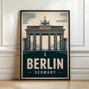 Op de afbeelding: Ingelijste kunstprint met de Brandenburger Tor in Berlijn, Duitsland. Het kunstwerk heeft de stijl van een vintage reisaffiche met een teal en beige kleurenpalet. Het woord "BERLIN" staat prominent afgebeeld, met "GERMANY" eronder.
