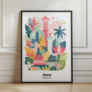 Könnte beinhalten: Ein gerahmtes vertikales Poster mit einer farbenfrohen grafischen Illustration von Java, Indonesien. Das Kunstwerk zeigt stilisierte Wahrzeichen, tropisches Blattwerk und Blumen in Rosa-, Türkis-, Gelb- und Grüntönen. Der Text Java Indonesia steht unten.