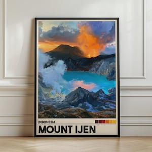 Può includere: Un poster verticale incorniciato che presenta un dipinto paesaggistico del Monte Ijen in Indonesia. L'opera mostra un lago craterico turchese brillante circondato da montagne vulcaniche scure, con denso vapore bianco e un cielo al tramonto arancione.