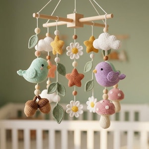 Può includere: Mobile per neonati fatto a mano con elementi all'uncinetto. Include uccelli, stelle, nuvole, fiori, foglie, ghiande e funghi in colori pastello. La cornice in legno sospende le decorazioni fantasiose, creando un delizioso elemento d'arredo.