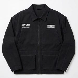 Puede incluir: Una chaqueta negra con cremallera, cuello, mangas largas y dos bolsillos delanteros grandes. El pecho presenta el texto blanco BIG BANG 20TH ANNIVERSARY a la derecha y un gráfico blanco de cinco líneas horizontales en el lado izquierdo.