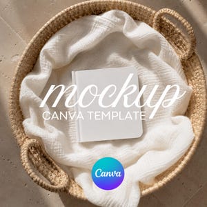 Può includere: Un libro bianco è appoggiato su un panno bianco all'interno di un cesto intrecciato. La parola "mockup" è scritta sopra il libro, con "CANVA TEMPLATE" sotto. Un logo Canva si trova nell'angolo in basso a destra.
