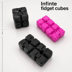 Può includere: Tre fidget cube, un cubo nero e due rettangolari in nero e rosa acceso, con il testo 3DKEYLABS PRINTED WITH PRECISION e Infinite fidget cubes. Questi giocattoli geometrici articolati sono composti da molteplici blocchi collegati.