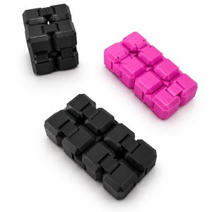 Puede incluir: Tres cubos infinitos tipo fidget, dos en negro y uno en rosa brillante. Cada cubo está construido con ocho bloques pequeños conectados que pueden plegarse y manipularse en varias formas, con un acabado mate suave y articulaciones.