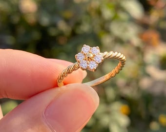 Anello floreale in argento sterling 925 con zirconi cubici, anello a fascia intrecciata con motivo floreale, anello minimalista e delicato per tutti i giorni da donna, anello floreale impilabile, regalo per lei