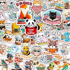 Peut inclure: Une collection d'autocollants en vinyle colorés représentant divers animaux de dessin animé lisant des livres, dont un renard, un panda, un chat, un hibou et une abeille, avec des textes comme I read past bedtime, Bookworm et Keep Smile.
