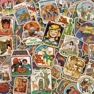 Może przedstawiać: Kolekcja kolorowych naklejek w stylu vintage o różnych motywach. Naklejki przedstawiają ilustracje postaci retro, naukę, Halloween i frazy takie jak "Pumpkin's Revenge" i "I'm sure he loves me back."