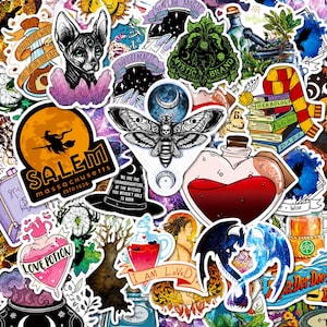 Pode incluir: Uma coleção de adesivos de vinil variados com temas místicos e ocultos, incluindo uma mariposa com uma caveira, um frasco de poção em forma de coração, uma placa de Salem Massachusetts, um gato de três olhos e várias ilustrações mágicas.