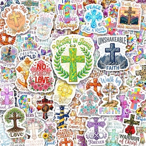 Può includere: Una collezione di adesivi in vinile assortiti con vari disegni di croci, simboli religiosi e testi ispiratori come Victory in Jesus, Unshakeable Faith e Walk by Faith, disposti in un collage denso e sovrapposto.