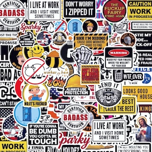 Puede incluir: Una colección de pegatinas de vinilo variadas con diversos diseños humorísticos, industriales y relacionados con la construcción. Las pegatinas incluyen textos como Certified Badass, I Live At Work, Don't Worry I Zipped It y Caution Work In Progress.