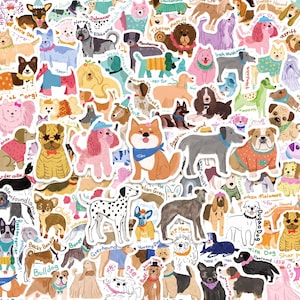 Op de afbeelding: Een verzameling van diverse hondenstickers met kleurrijke illustraties van honden in truien, hoeden en accessoires, elk gelabeld met de rasnaam in cursief schrift, gerangschikt in een dicht, overlappend patroon op een witte achtergrond.