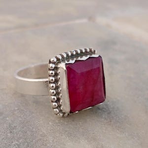 Anello con rubino quadrato naturale, incastonato a castone in argento sterling, pietra portafortuna di luglio.