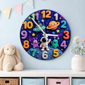 Reloj de pared infantil con diseño divertido del espacio exterior / Decoración de guardería con astronautas, alienígenas y galaxias, regalo de cumpleaños para la habitación de niños pequeños (34,5 cm)