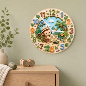 Puede incluir: Un reloj de pared redondo con una ilustración central de un mono con sombrero de safari y mochila, sosteniendo un mapa. La esfera incluye números coloridos en relieve del 1 al 12, palmeras, follaje y manecillas de reloj blancas.