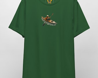 Camiseta de kayak - Camiseta gráfica de aventura en kayak - Arte de canoa con espíritu de la naturaleza - Camiseta deportiva con estética perenne de la vida en el lago de HolyDeer