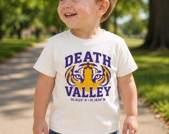 Death Valley Tiger Grafik Kleinkind Tee | Koordinaten, Sport-Maskottchen-Stil