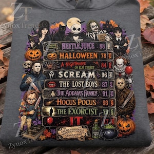 Może przedstawiać: Ciemnoszara bluza z kapturem z nadrukiem stosu kaset VHS z tytułami horrorów, takimi jak Beetlejuice, Halloween, Krzyk i Egzorcysta, w otoczeniu różnych kultowych postaci z horrorów oraz dyń.