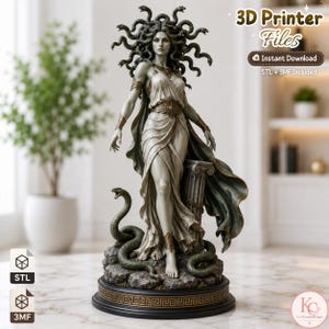 以下が含まれることがあります： 3Dプリンター用デジタルファイル。蛇の髪を持つメデューサの彫像で、ドレープの効いたガウンと金色の装飾品を身に着けている。蛇と柱が配置された岩の台座の上に立ち、「3D Printer Files」という文字が記されている。