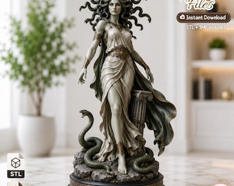 Puede incluir: Un archivo digital para impresora 3D que muestra una estatua de Medusa con serpientes por cabello, vistiendo una túnica drapeada y joyas doradas. La figura se alza sobre una base rocosa con serpientes y una columna, etiquetada como 3D Printer Files.