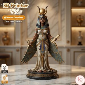 Può includere: Una statua stampata in 3D di una dea egizia con un copricapo dorato con disco solare e corna, una veste bianca con accenti blu e oro e grandi ali. La figura tiene in mano un ankh e una pergamena, posizionata su una base scura con iscrizioni.