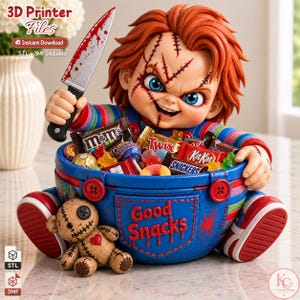 Peut inclure: Une figurine imprimée en 3D représentant une poupée aux cheveux orange, cicatrices faciales et yeux bleus, tenant un couteau taché de sang. La poupée porte une salopette bleue avec le texte Good Snacks et tient un bol rempli de bonbons et une poupée vaudou.
