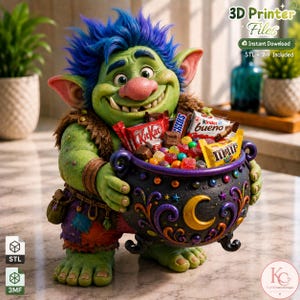 Puede incluir: Una figura de troll verde con pelo azul sosteniendo un caldero negro lleno de dulces variados como KitKat, Kinder Bueno y M&Ms. El caldero presenta una luna creciente dorada y diseños de remolinos coloridos. Texto: 3D Printer Files.