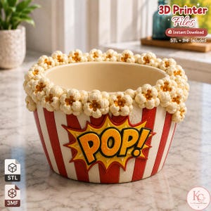 Può includere: Una ciotola progettata per sembrare un secchiello per popcorn con strisce verticali rosse e bianche. Il bordo è decorato con pezzi di popcorn scolpiti. La parte anteriore presenta una grafica a stella gialla e arancione con la parola POP in nero.