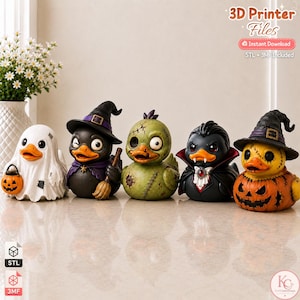 Puede incluir: Cinco figuras de patos de goma con temática de Halloween, incluyendo un fantasma con un cubo de calabaza, una bruja con escoba, un pato zombi verde, un vampiro con capa roja y un pato con cuerpo de calabaza. El texto dice 3D Printer Files.